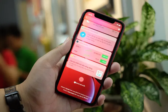 Cận cảnh chiếc iPhone XR bán với giá 22,99 triệu đồng tại Việt Nam - Ảnh 2.