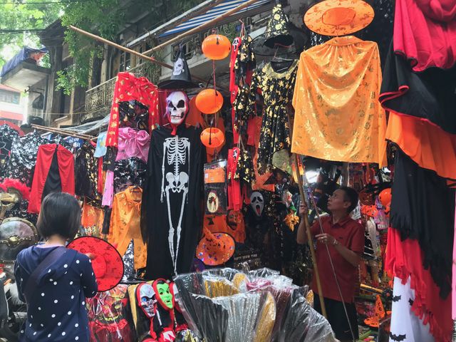 Phố Hàng Mã nhộn nhịp mùa lễ hội Halloween - Ảnh 2.