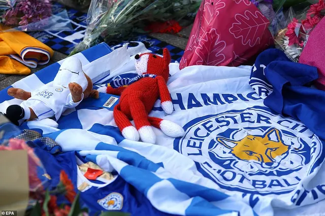 Tuyệt vọng, CĐV Leicester City mang hoa, áo đấu đặt ngoài sân King Power - Ảnh 6.