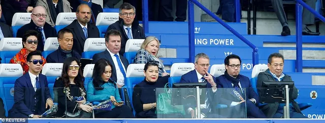 Tuyệt vọng, CĐV Leicester City mang hoa, áo đấu đặt ngoài sân King Power - Ảnh 12.