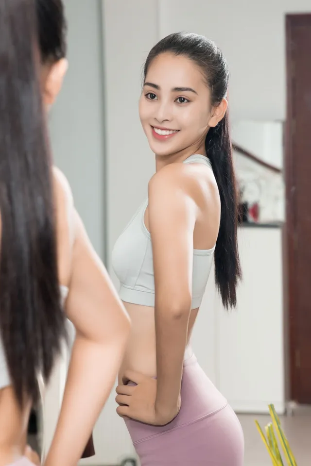 Hoa hậu Tiểu Vy hăng say tập gym chuẩn bị thi Miss World 2018 - Ảnh 1.