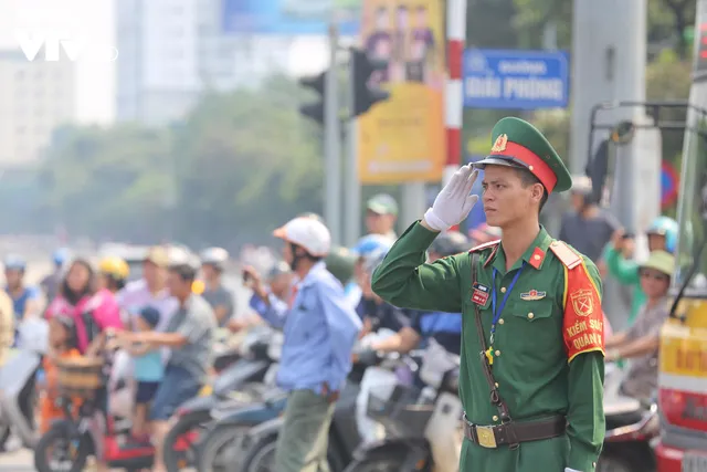 Xe tang đưa linh cữu nguyên Tổng Bí thư Đỗ Mười về quê hương Đông Mỹ - Ảnh 15.