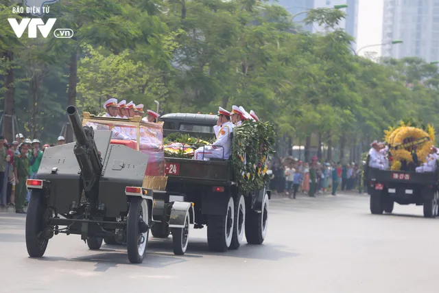 Xe tang đưa linh cữu nguyên Tổng Bí thư Đỗ Mười về quê hương Đông Mỹ - Ảnh 11.