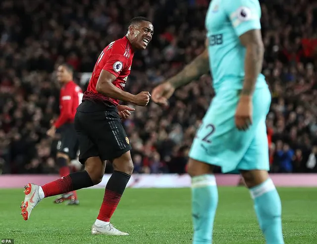 Martial phối hợp điệu nghệ cùng Pogba, gỡ hòa cho Man Utd - Ảnh 2.