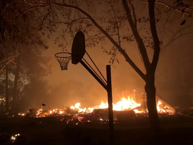 Cháy rừng dữ dội ở California (Mỹ), hàng nghìn người phải sơ tán - Ảnh 1.