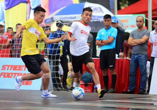 Mãn nhãn những pha tranh tài đỉnh cao ở giải Bóng đá đường phố SCG Street Football 2018 - Ảnh 2.
