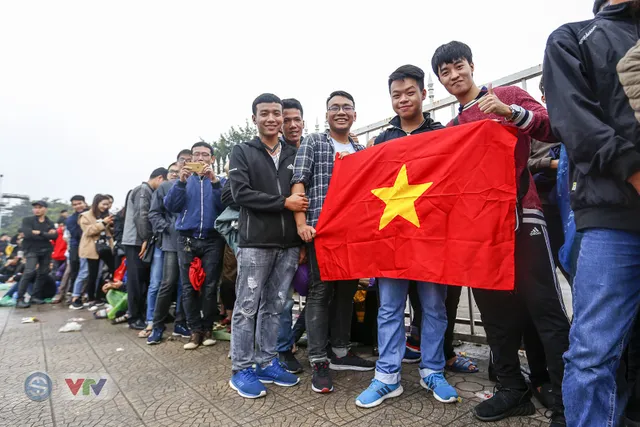 Hàng nghìn người chen nhau mua vé xem trận ĐT Việt Nam - ĐT Malaysia - Ảnh 1.