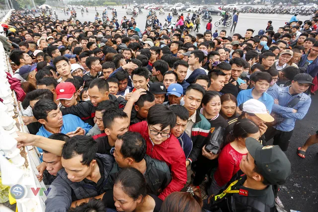 Hàng nghìn người chen nhau mua vé xem trận ĐT Việt Nam - ĐT Malaysia - Ảnh 5.