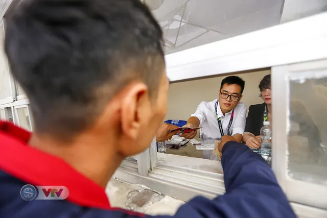 Hàng nghìn người chen nhau mua vé xem trận ĐT Việt Nam - ĐT Malaysia - Ảnh 11.
