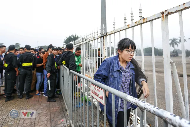 Hàng nghìn người chen nhau mua vé xem trận ĐT Việt Nam - ĐT Malaysia - Ảnh 10.