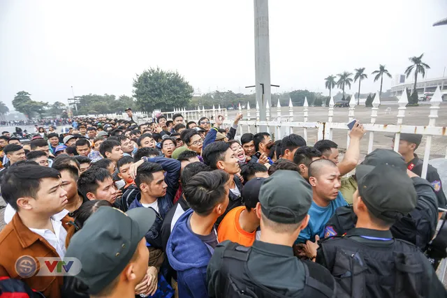 Hàng nghìn người chen nhau mua vé xem trận ĐT Việt Nam - ĐT Malaysia - Ảnh 4.