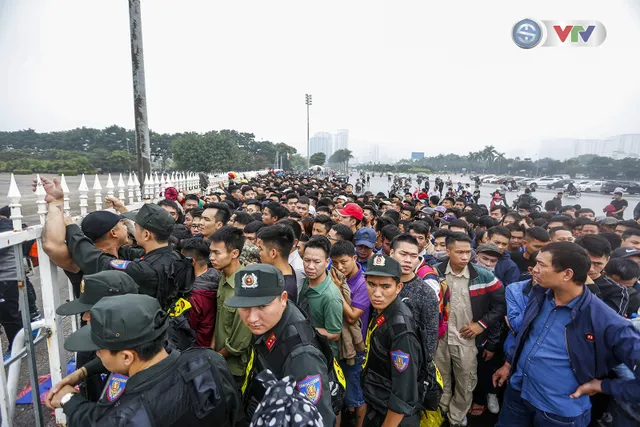 Hàng nghìn người chen nhau mua vé xem trận ĐT Việt Nam - ĐT Malaysia - Ảnh 3.