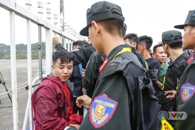 Hàng nghìn người chen nhau mua vé xem trận ĐT Việt Nam - ĐT Malaysia - Ảnh 9.