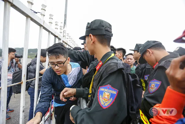 Hàng nghìn người chen nhau mua vé xem trận ĐT Việt Nam - ĐT Malaysia - Ảnh 8.