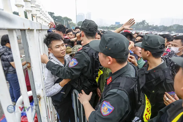 Hàng nghìn người chen nhau mua vé xem trận ĐT Việt Nam - ĐT Malaysia - Ảnh 6.