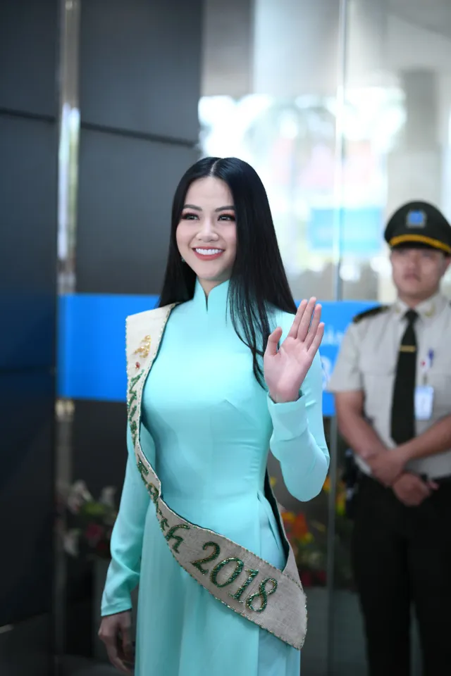 Nguyễn Phương Khánh giản dị trở về nước sau khi đăng quang Hoa hậu Trái đất - Miss Earth 2018 - Ảnh 1. Nguyễn Phương Khánh giản dị trở về nước sau khi đăng quang Hoa hậu Trái đất - Miss Earth 2018 - Ảnh 1.