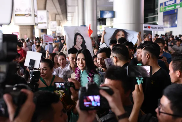 Nguyễn Phương Khánh giản dị trở về nước sau khi đăng quang Hoa hậu Trái đất - Miss Earth 2018 - Ảnh 5. Nguyễn Phương Khánh giản dị trở về nước sau khi đăng quang Hoa hậu Trái đất - Miss Earth 2018 - Ảnh 5.