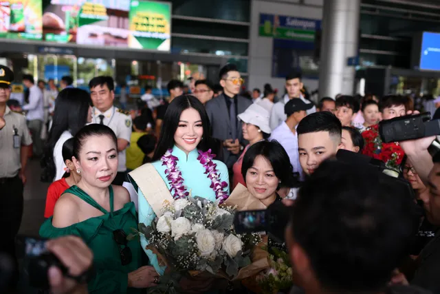 Nguyễn Phương Khánh giản dị trở về nước sau khi đăng quang Hoa hậu Trái đất - Miss Earth 2018 - Ảnh 6. Nguyễn Phương Khánh giản dị trở về nước sau khi đăng quang Hoa hậu Trái đất - Miss Earth 2018 - Ảnh 6.