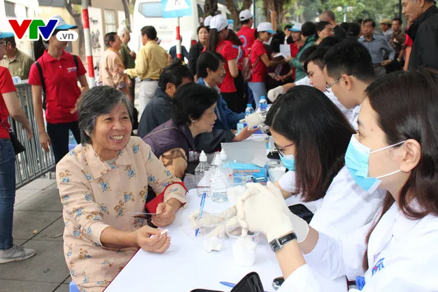 Bộ trưởng Bộ Y tế đạp xe kêu gọi người dân phòng chống đái tháo đường - Ảnh 4. Bộ trưởng Bộ Y tế đạp xe kêu gọi người dân phòng chống đái tháo đường - Ảnh 4.