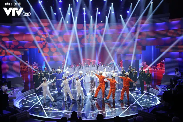Giai điệu tự hào 2018 khai cuộc: Sâu lắng và đầy cảm xúc - Ảnh 3. Giai điệu tự hào 2018 khai cuộc: Sâu lắng và đầy cảm xúc - Ảnh 3.