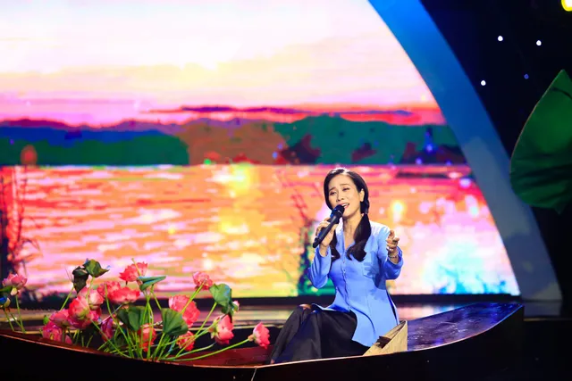 NSƯT Vân Khánh bất ngờ hát Anh ở đầu sông em cuối sông bằng giọng Nam - Ảnh 1. NSƯT Vân Khánh bất ngờ hát Anh ở đầu sông em cuối sông bằng giọng Nam - Ảnh 1.