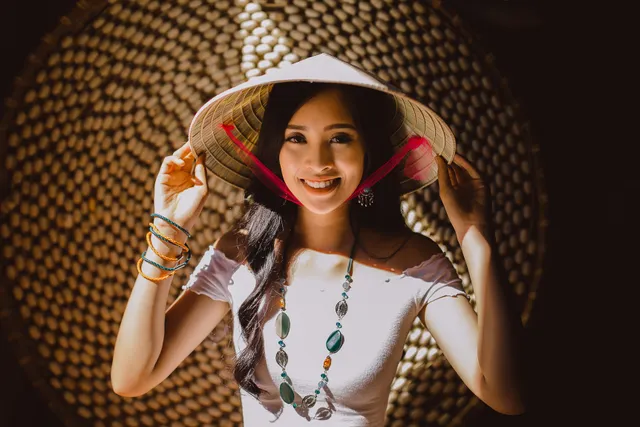 Hoa hậu Tiểu Vy mang món quà Hội An đến Miss World 2018 - Ảnh 5.