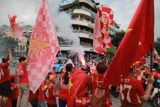 CĐV hừng hực diễu hành tiếp sức ĐT Việt Nam đấu ĐT Malaysia - Ảnh 9.