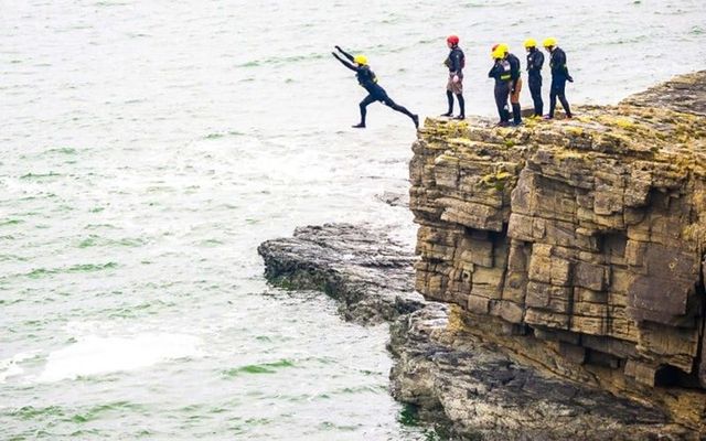 Du lịch mạo hiểm hút khách: Nhảy từ vách núi xuống Đại Tây Dương - Ảnh 2.