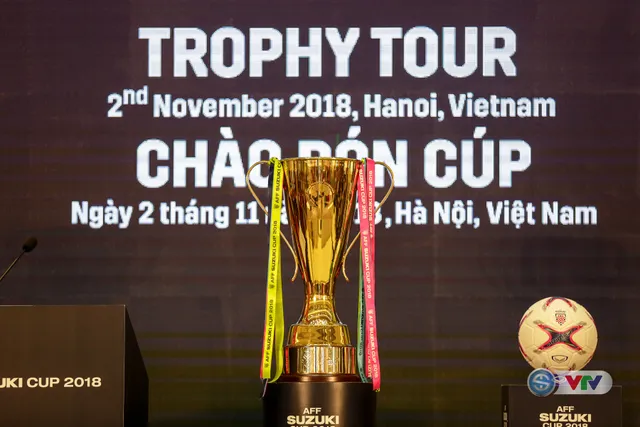 Đông đảo khán giả Hà Nội tận mắt chiêm ngưỡng cúp vàng AFF Cup - Ảnh 9.