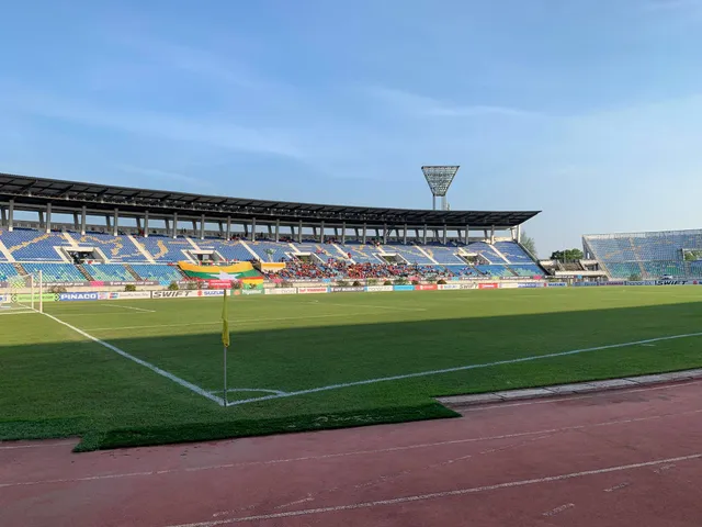 ẢNH: CĐV háo hức đến sân Thuwanna cổ vũ ĐT Việt Nam trận gặp ĐT Myanmar - Ảnh 9.