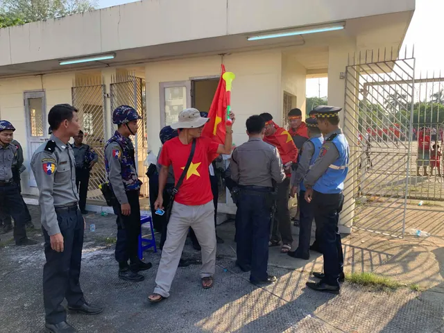 ẢNH: CĐV háo hức đến sân Thuwanna cổ vũ ĐT Việt Nam trận gặp ĐT Myanmar - Ảnh 6.