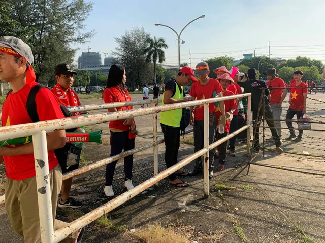 ẢNH: CĐV háo hức đến sân Thuwanna cổ vũ ĐT Việt Nam trận gặp ĐT Myanmar - Ảnh 2.