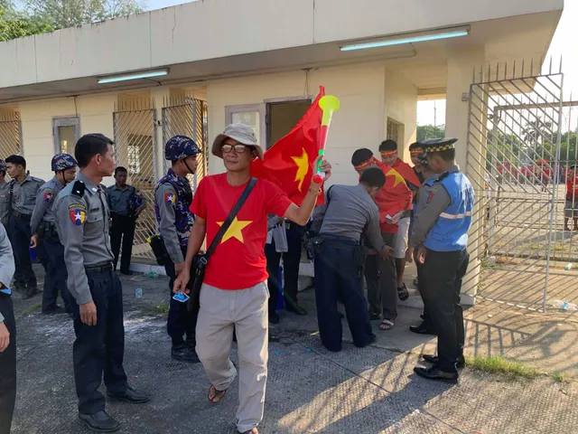 ẢNH: CĐV háo hức đến sân Thuwanna cổ vũ ĐT Việt Nam trận gặp ĐT Myanmar - Ảnh 4.