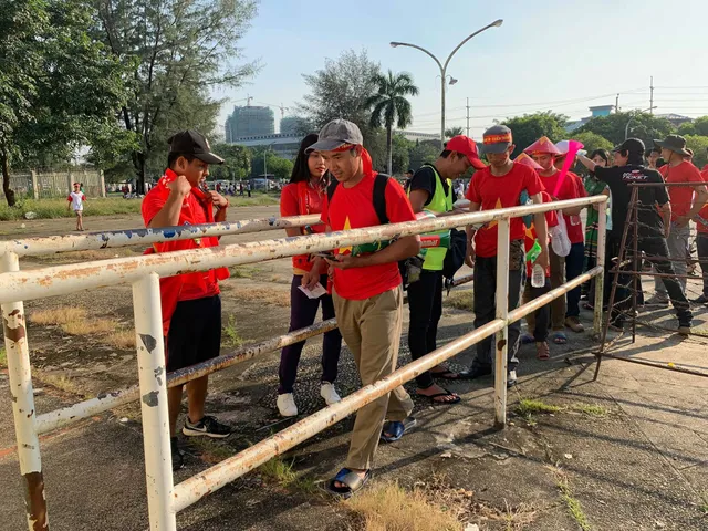 ẢNH: CĐV háo hức đến sân Thuwanna cổ vũ ĐT Việt Nam trận gặp ĐT Myanmar - Ảnh 5.