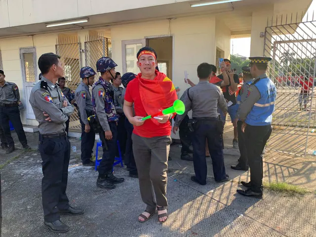 ẢNH: CĐV háo hức đến sân Thuwanna cổ vũ ĐT Việt Nam trận gặp ĐT Myanmar - Ảnh 3.