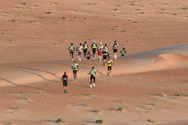 Hàng trăm vận động viên tham gia cuộc đua marathon trên sa mạc - Ảnh 3.