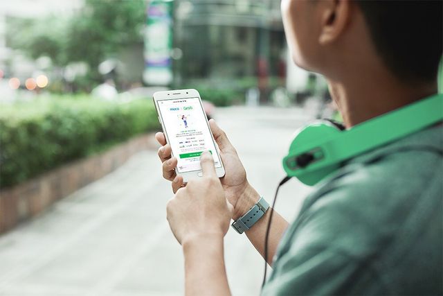 Grab hợp tác với Vietcombank thanh toán không tiền mặt - Ảnh 1.