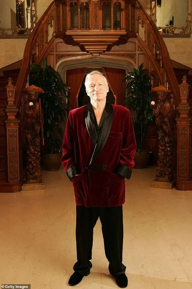 Bộ đồ ngủ của ông trùm Playboy Hugh Hefner chính thức lên sàn đấu giá - Ảnh 1.