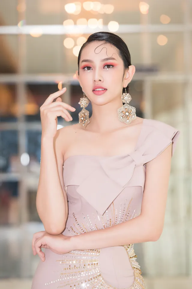 Trở về từ Miss International 2018, Thùy Tiên đầy ngọt ngào làm vedette - Ảnh 3.