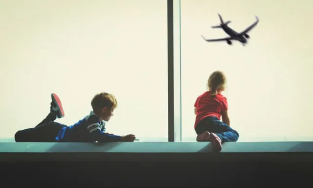 Kinh nghiệm khi đi máy bay với trẻ nhỏ giúp giảm căng thẳng - Ảnh 1.