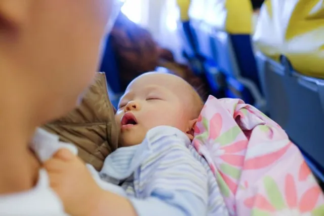 Kinh nghiệm khi đi máy bay với trẻ nhỏ giúp giảm căng thẳng - Ảnh 6.