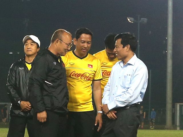 AFF Cup 2018: Bộ trưởng Nguyễn Ngọc Thiện đến thăm và động viên ĐT Việt Nam - Ảnh 1.