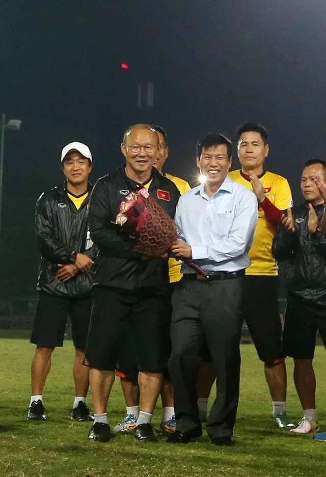 AFF Cup 2018: Bộ trưởng Nguyễn Ngọc Thiện đến thăm và động viên ĐT Việt Nam - Ảnh 3.