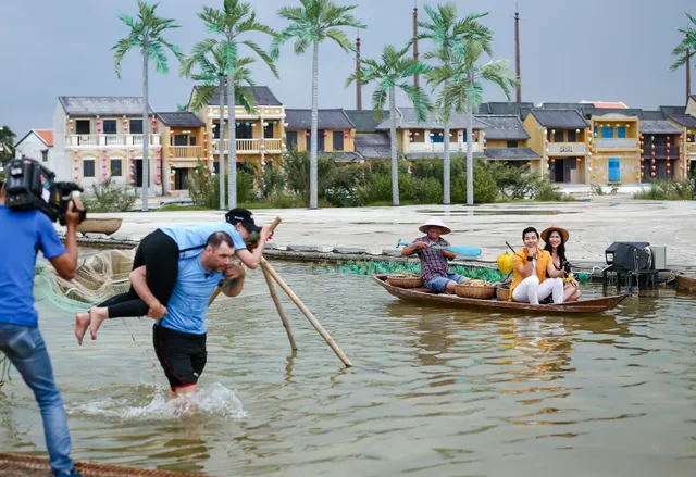 MC Nguyên Khang: Cuộc sống phong phú hơn nhờ Gặp gỡ Đông Tây - Ảnh 19.