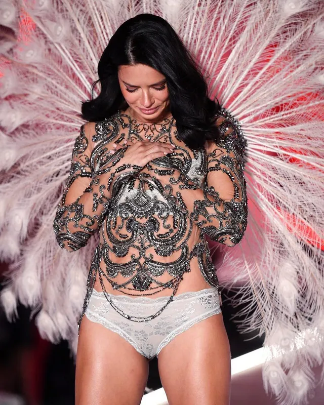 Sau gần 2 thập kỷ, Adriana Lima chính thức tạm biệt show diễn Victoria’s Secret - Ảnh 1.