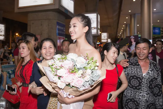 Hoa hậu Mỹ Linh ra sân bay đón Tiểu Vy trở về từ Miss World 2018 - Ảnh 7.