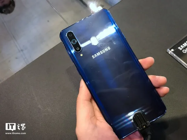 Ra mắt Galaxy A8s, Samsung đã làm chính điều mà công ty này dùng để chế giễu Apple - Ảnh 3.