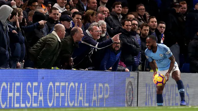 Chelsea tạm cấm cửa 4 CĐV sau hành động nhắm vào Raheem Sterling - Ảnh 1.