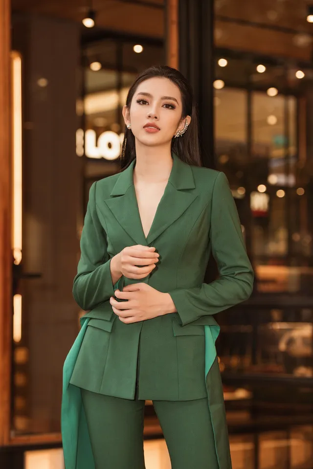 Người đẹp nhân ái Thùy Tiên khoe vẻ thời thượng với bộ suit xanh lá - Ảnh 1. Người đẹp nhân ái Thùy Tiên khoe vẻ thời thượng với bộ suit xanh lá - Ảnh 1.