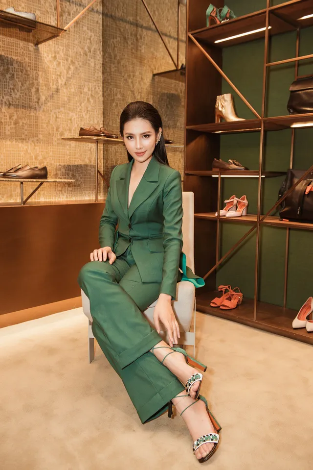 Người đẹp nhân ái Thùy Tiên khoe vẻ thời thượng với bộ suit xanh lá - Ảnh 6. Người đẹp nhân ái Thùy Tiên khoe vẻ thời thượng với bộ suit xanh lá - Ảnh 6.